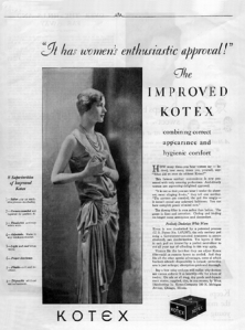 Anuncio de las compresas Kotex (1929) - La imagen muestra una página de publicidad en la que se ve una foto en plano americano de una modelo (Lee Miller) vestida con un elegante traje de noche, de pie y mirando hacia la derecha. Al lado de la foto, una columna de texto canta las excelencias del producto en cuestión. Pulse para ampliar.