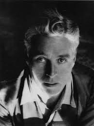 Lee Miller - Retrato de Charles Chaplin (1931) - La imagen muestra un primer plano del actor y director de cine Charles Chaplin tomada en ligero picado (desde arriba). El rostro está casi en sombra, pero aún así se aprecia el pelo cano, los ojos muy claros y de mirada intensa y parte de la ropa: una camisa sin corbata y una chaqueta.Pulse para ampliar. 