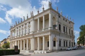 Andrea Palladio - Palazzo Chiericati (1550) - Vicenza - La imagen muestra el exterior, desde una esquina, del palacio. Tiene dos alturas y cada piso está adornado con columnas que forman pórticos en el frente, mientras que en el lateral, cuyo muro es macizo, se aprecia que, en realidad, hay tres pisos, que quedan disimulados en el frente por la doble columnata superpuesta. Pulse para ampliar.
