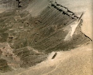 Michael Heizer - Double Negative (1970) - Vista áerea - La imagen muestra una imagen aérea de la meseta en donde están excavadas, una enfrente de atra y separadas por un barranco en medio de ambas, dos enormes zanjas. Pulse para ampliar.