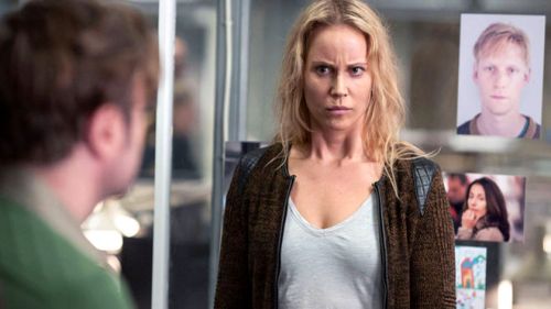 La actriz sueca Sofia helin interpretando a la policía Saga Noren, una mujer de gran inteligencia pero con graves problemas para entablar relaciones personales
